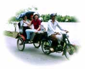 Xe loi tren duong vao My Khanh